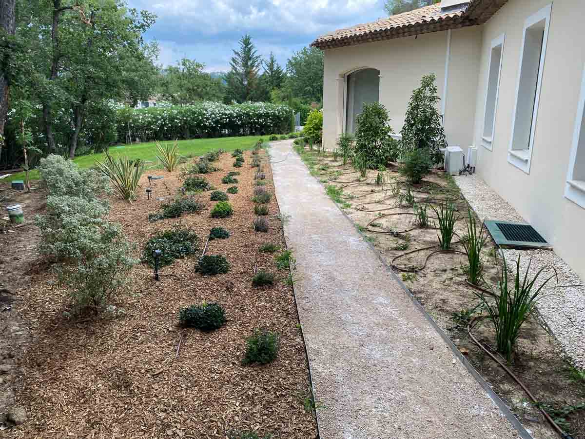all&eacute;e en gravillons autour de maison