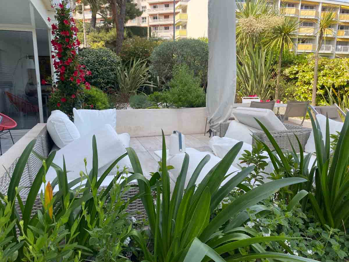 balcon entour&eacute; des plantes