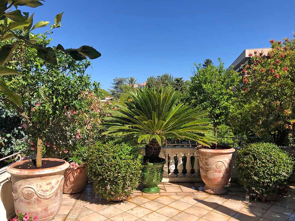 balcon-avec-pots-terre-cuite