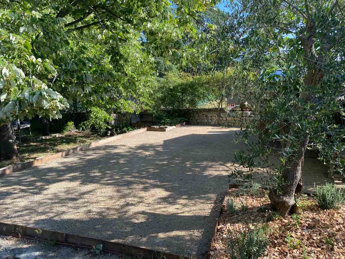 jeu de boules aux bords en fer forgé